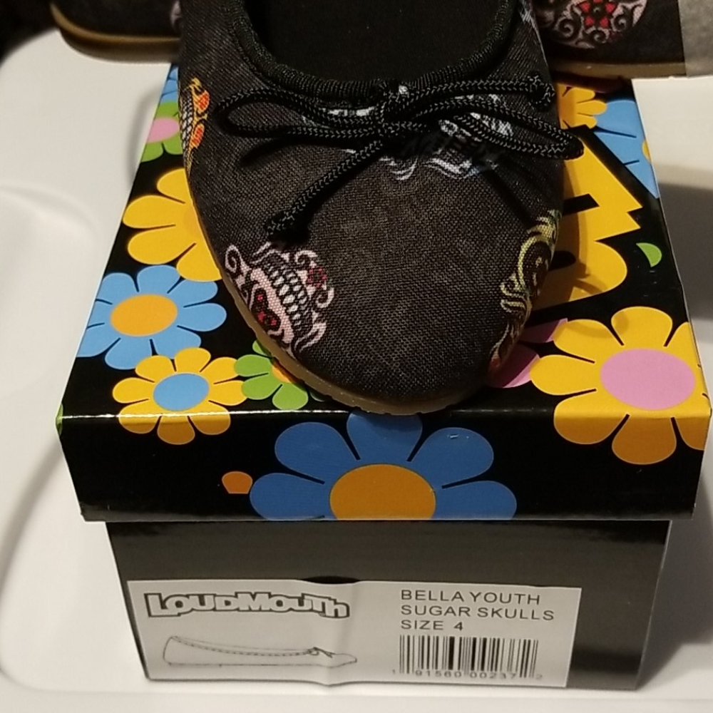 Loudmouth size 4 youth sugar skulls shoe